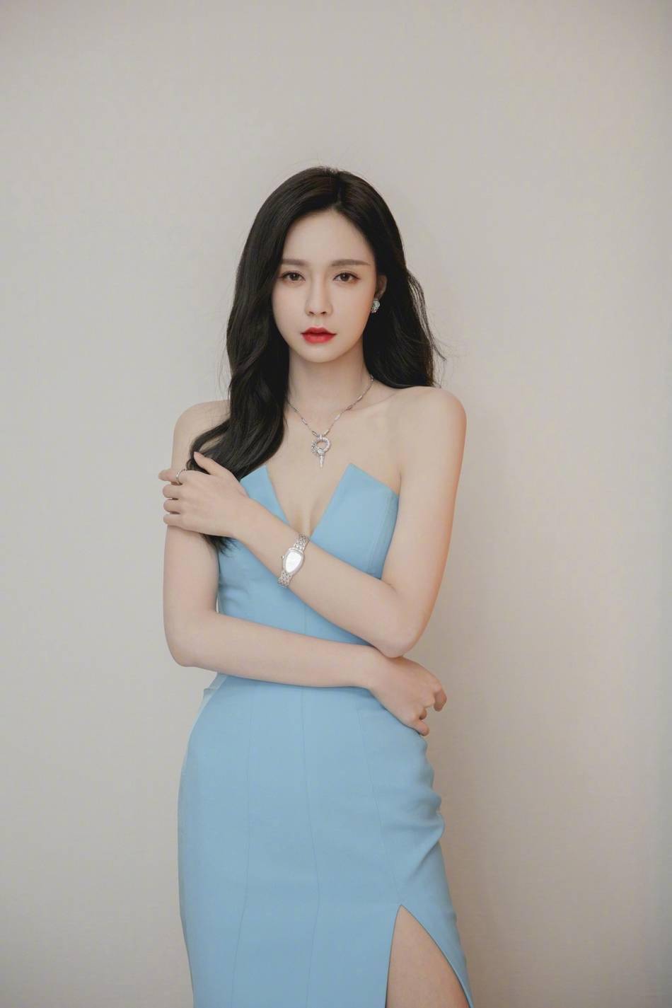 礼服|沈梦辰穿深V礼服勾勒曼妙身材 长发披肩气质温柔