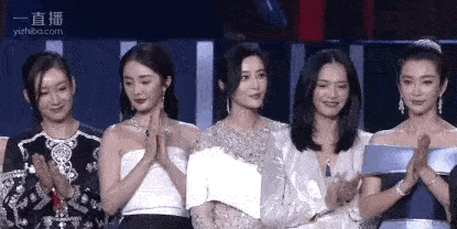 变形|原创百花奖合影全员变形，王俊凯被迫瘦脸孟美岐如蜡像，看得心塞！