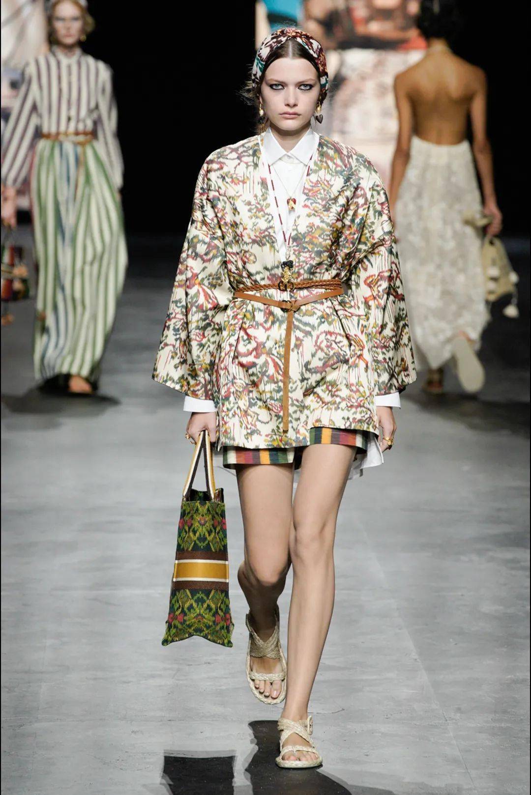 Lucia|让孟美岐、杨采钰都种草的美裙子 据说穿上它才更像“文化人”？