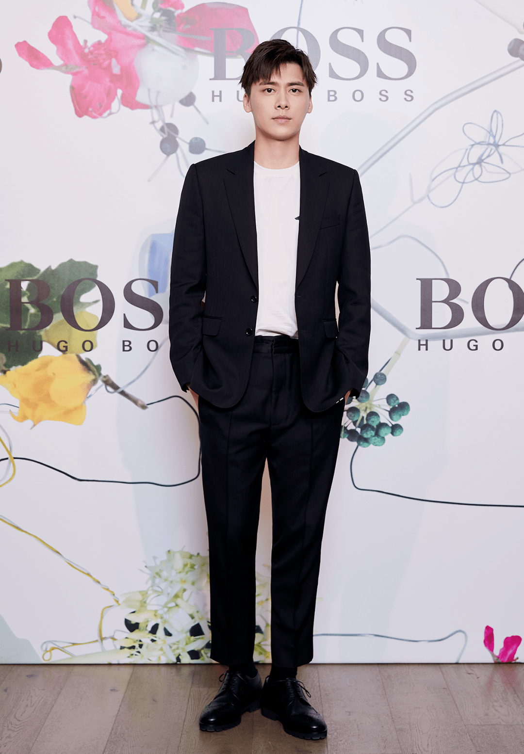 西装|我问一个偶像男星去前女友婚礼穿啥?答:一身荧光绿