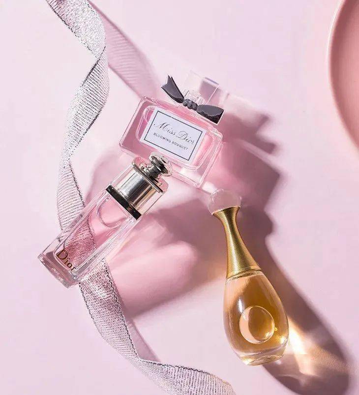 香水|法国女人的风情，一半靠Dior