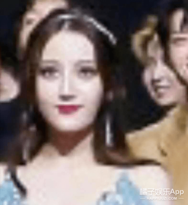 变形|原创百花奖合影全员变形，王俊凯被迫瘦脸孟美岐如蜡像，看得心塞！