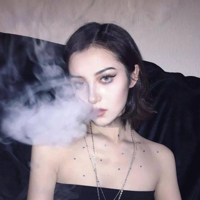 头像图片丨超酷的女生抽烟头像