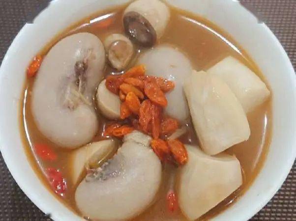 因为"吃哪儿补哪儿"的误解,鸡睾丸被传为壮阳佳品,  但事实上不仅不能