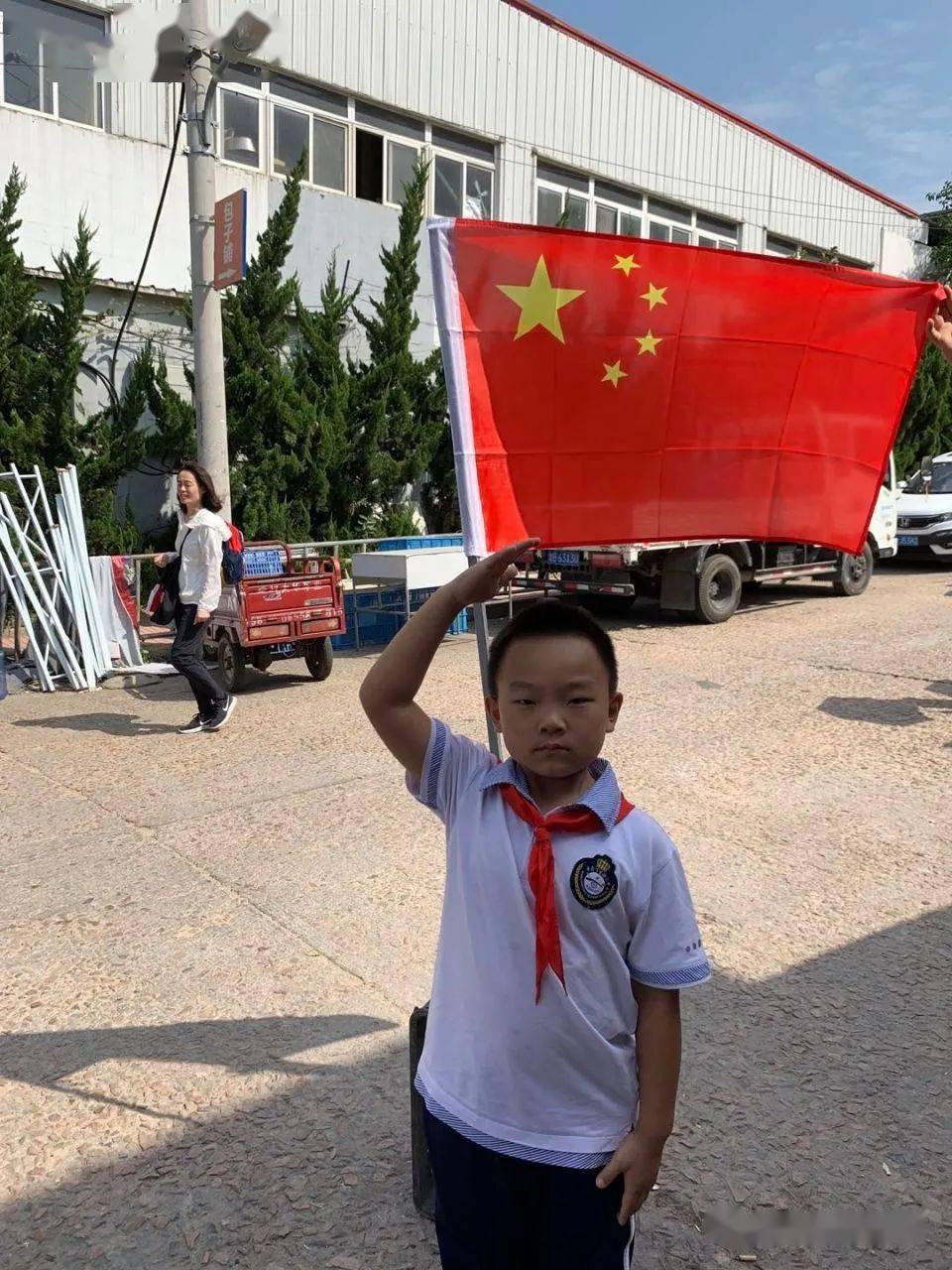 【与国同庆】青岛宁安路小学少先队员:向国旗敬礼,为祖国点赞