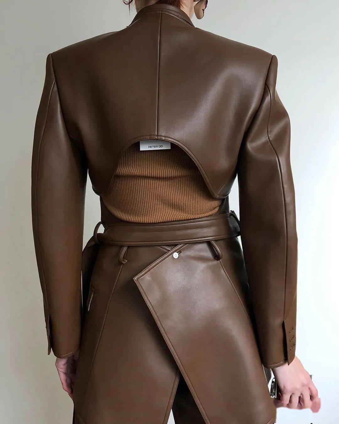 叛逆|他从Celine离职后,创立品牌短短一年火速爆红!新生代叛逆少年的禁欲系极简风~