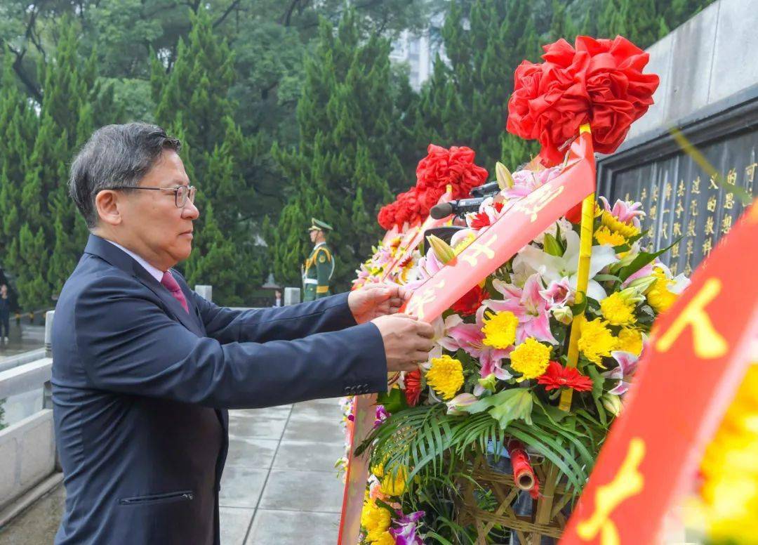 市人民政府,市政协,湘潭军分区在湘潭市烈士陵园举行向烈士敬献花篮