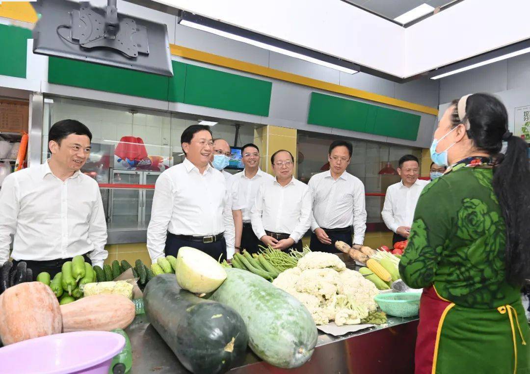 王忠林调研节日市场供应及食品、消防安全工作,向全市人民致以节日的祝贺