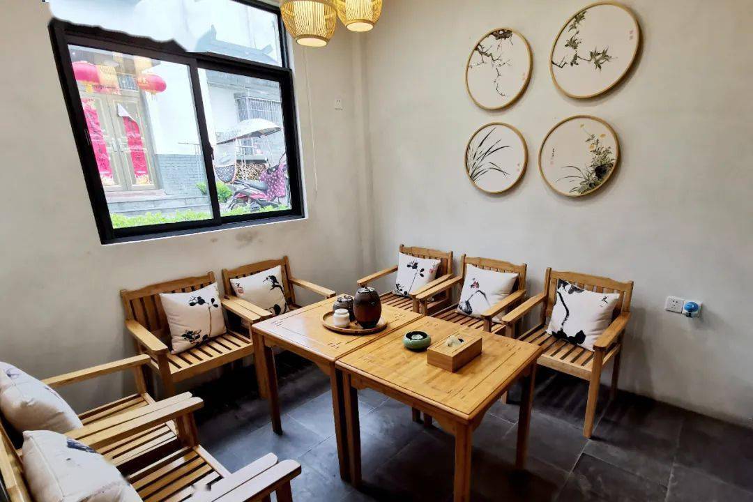 大湾民宿位于花石乡大湾村大湾组,内有8个房间10张床位,提供早餐.