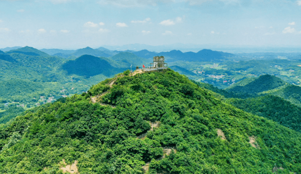 巍巍乌石峰.(记者 陈旭东 摄)