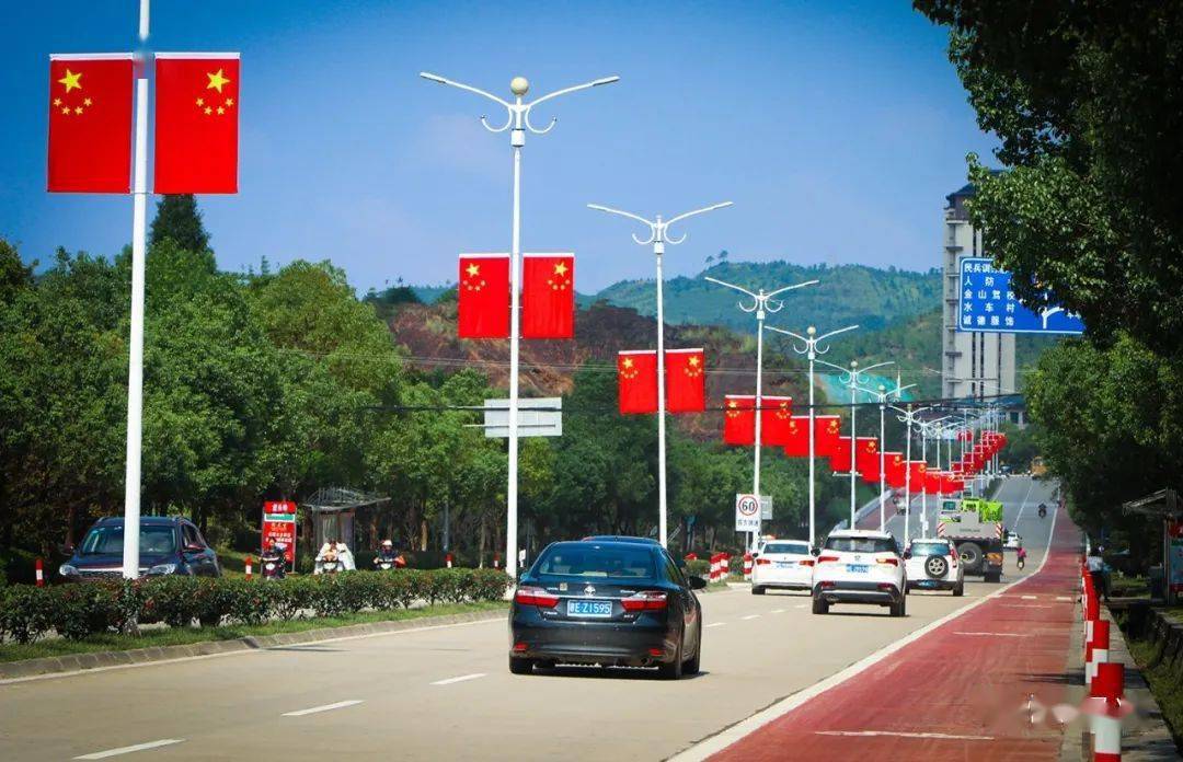 在新中国即将迎来71华诞的日子,我市多地悬挂鲜艳的五星红旗,对祖国