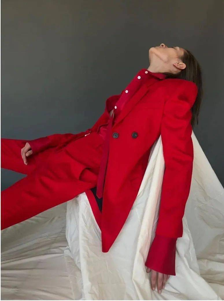 叛逆|他从Celine离职后,创立品牌短短一年火速爆红!新生代叛逆少年的禁欲系极简风~