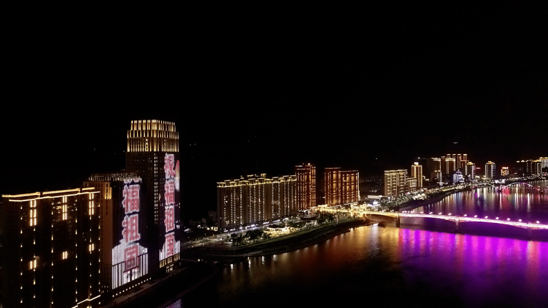 10月1日晚上,青田华侨总部经济大楼的夜景灯轮翻滚动着"山河无恙 家国