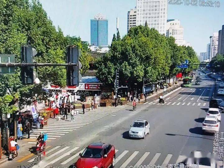 上午不到9点,绍兴市越城区中兴路鲁迅故里停车场就已经满了,车流量仍