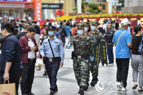 重庆武警加强执勤巡逻保双节平安