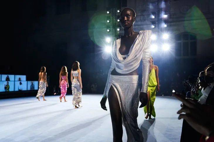 Lye|T型台 | 真·直播看秀，Balmain玩出花了