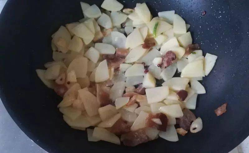 土豆|虽然简单，但下饭下酒都是杠杠的！五花肉炒土豆片