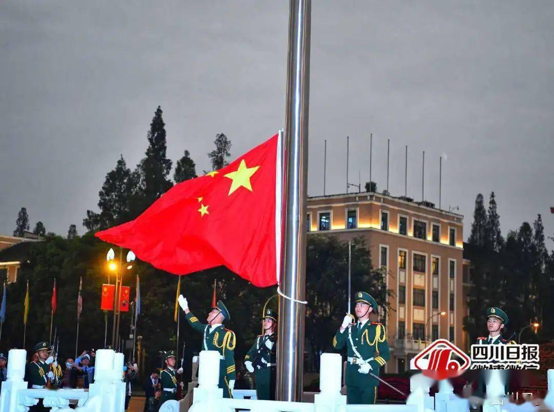 月韵映华 五星红旗冉冉升起!伟大的中华人民共和国万岁!