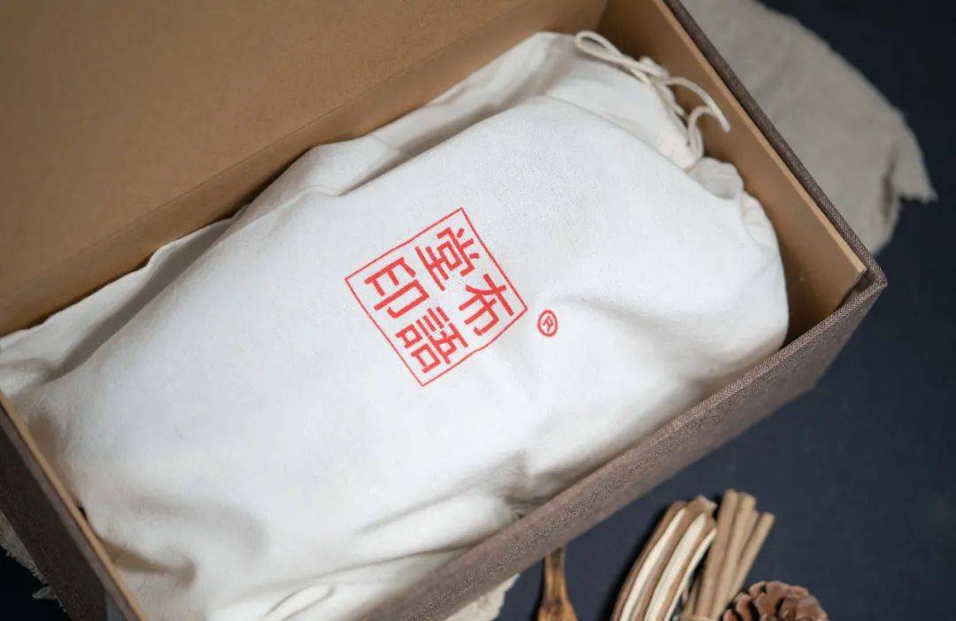 布鞋|老布鞋彻底火了!30年老匠人,20个日夜,130余道非遗工序打造,中药纳底,穿上别提多舒服!