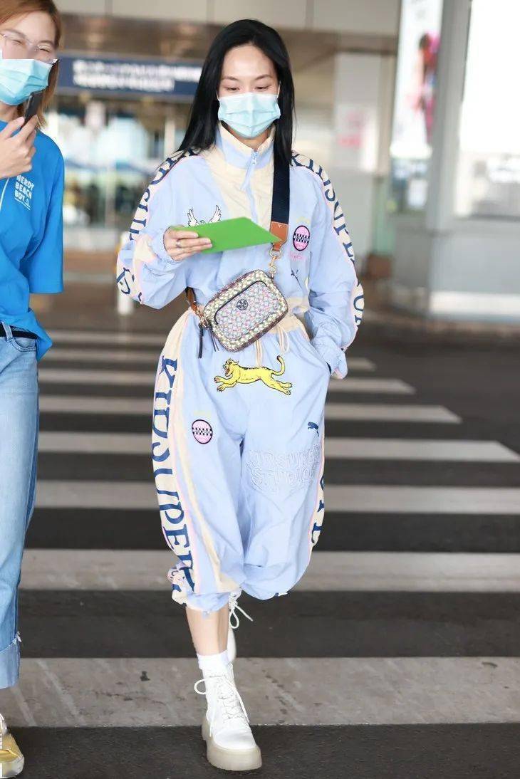 西服|被腿更长的她“抢”了代言,小S心服口服