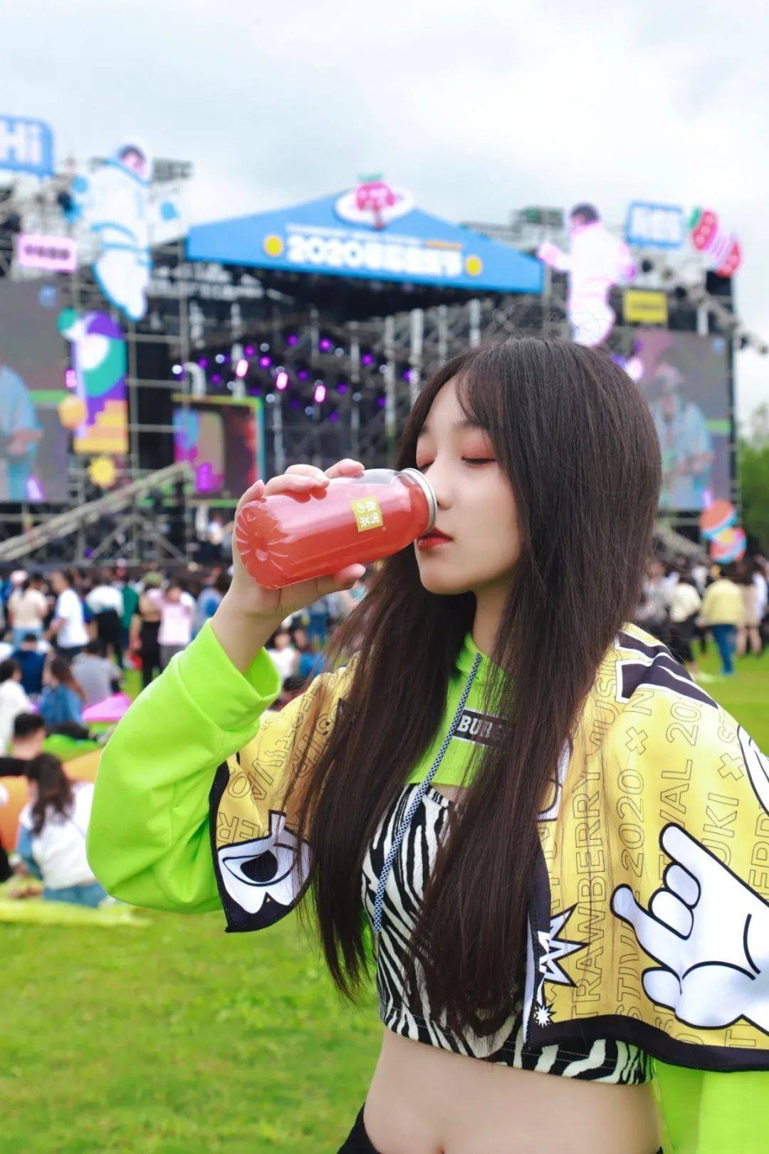 音乐节|就在刚刚！草莓音乐节现场，奈雪又去搞事情了！