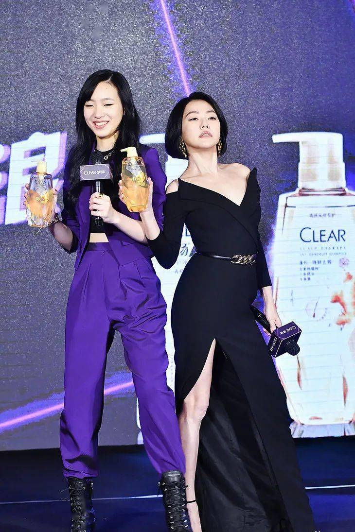 西服|被腿更长的她“抢”了代言,小S心服口服