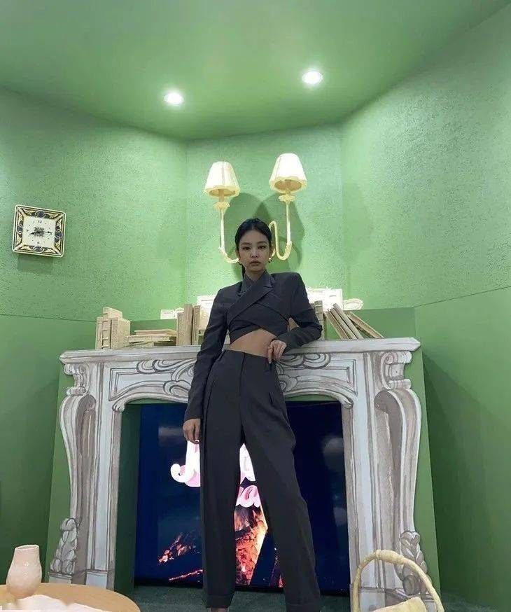 西服|被腿更长的她“抢”了代言,小S心服口服