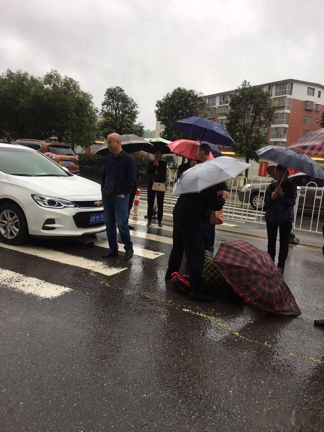 永州市某路口发生车祸,一老年妇女受伤倒地