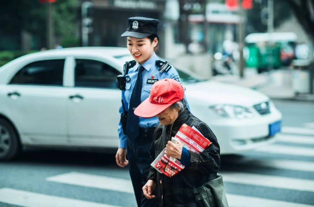 通川公安组建了 这支拥有6名女性辅警的 作为达城首支女子巡逻队,她们