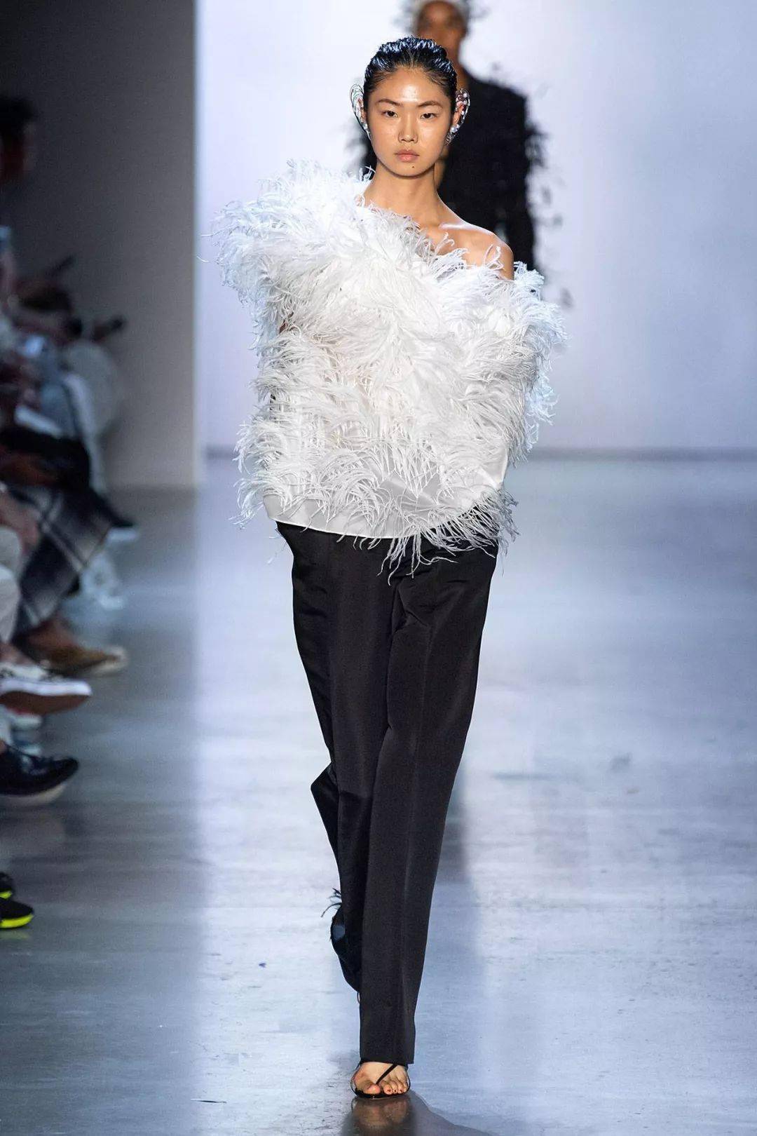 Gurung|犹如花卉田园诗的超美礼服设计，来自尼泊尔的＂名媛杀手＂设计师，美国第一夫人都爱他！