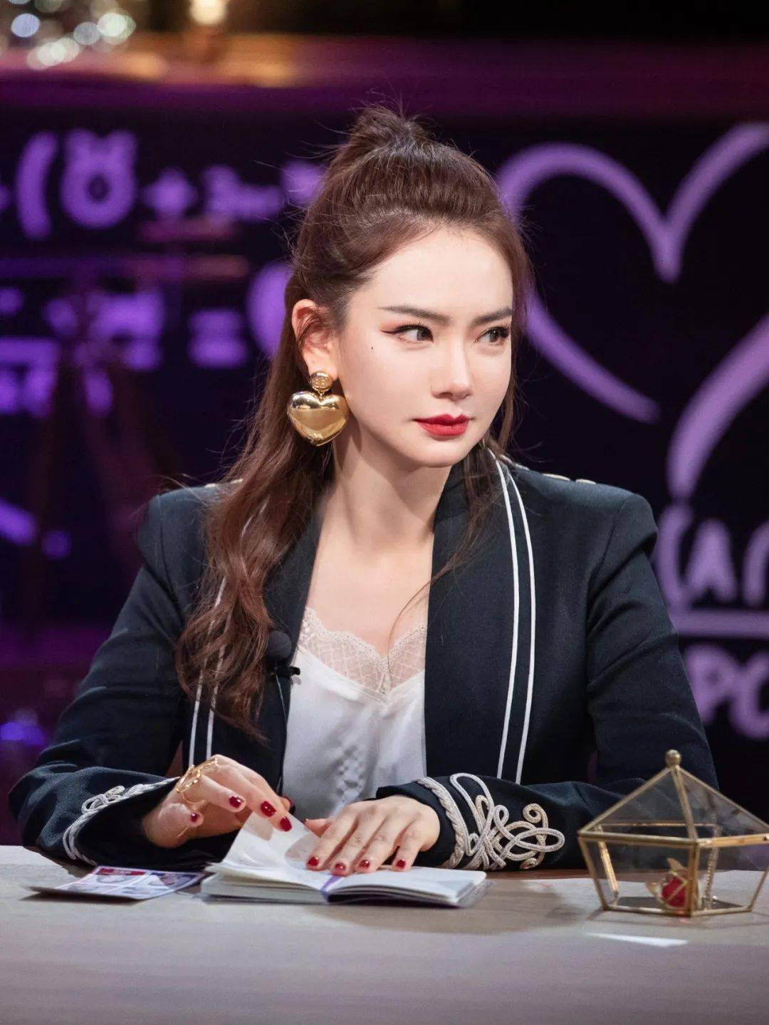 颜色|《心动的信号》戚薇聊心动，我却想聊她的妆容！