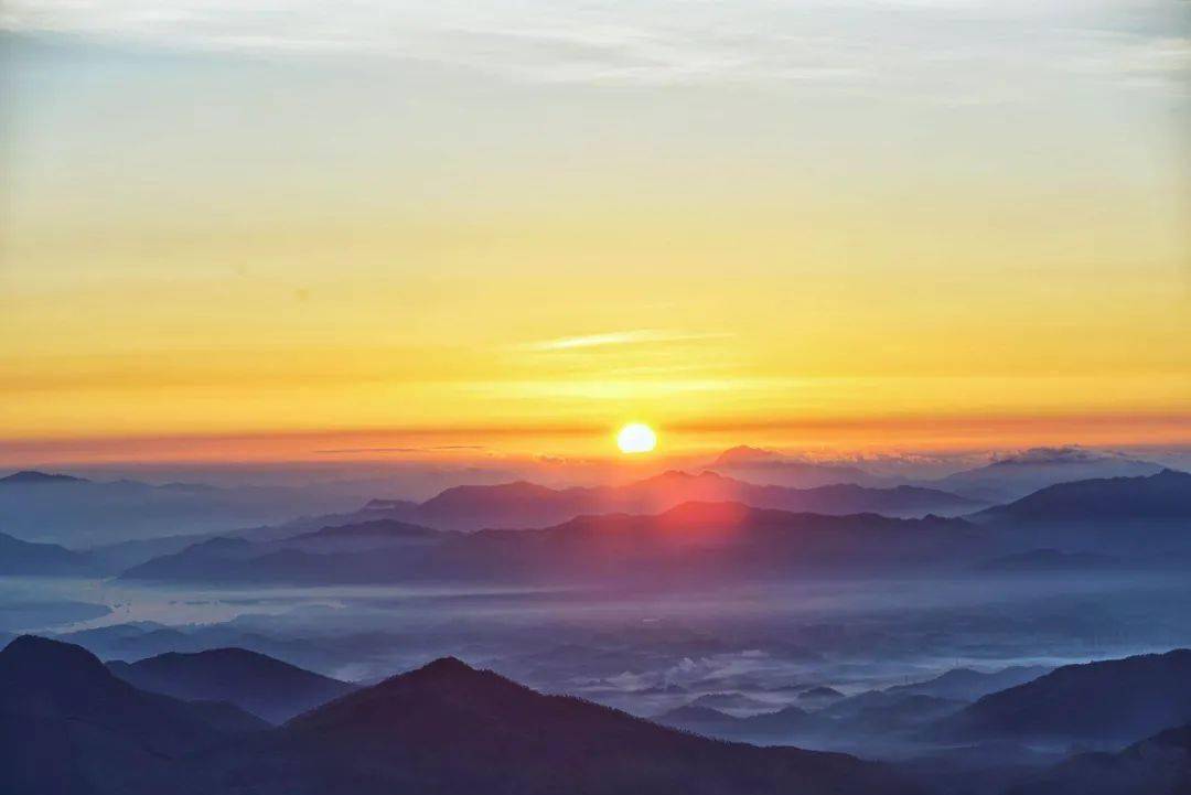 镶嵌在天边的山峦, 在夕阳的照耀下金光闪闪,  给大金山铺上了一层