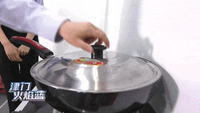 油锅起火盖锅盖 0026b0b762744c59a6b660c87a65372b.gif