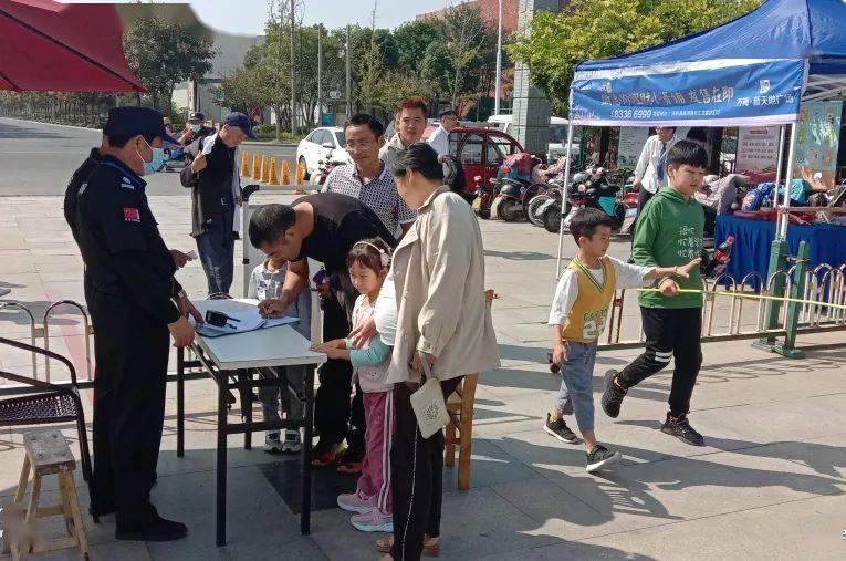 八人口9光_人口普查图片(2)