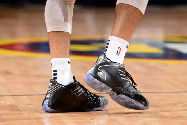 Waffle|侃鞋丨阿迪达斯的2020：惨痛之下，仍有光芒