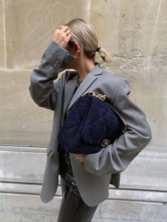 什么|穿衣搭配：外套里面穿什么？这3款基础内搭让你时髦整个秋天！