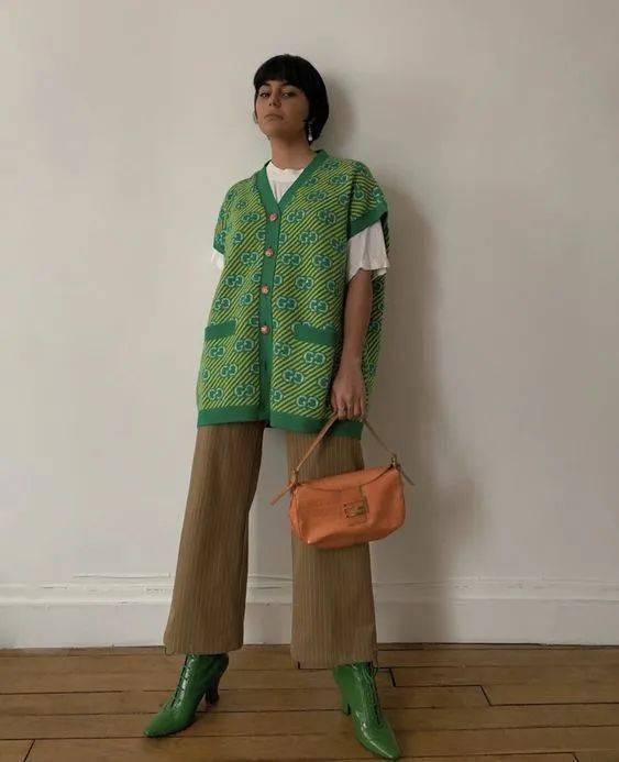 什么|穿衣搭配：外套里面穿什么？这3款基础内搭让你时髦整个秋天！