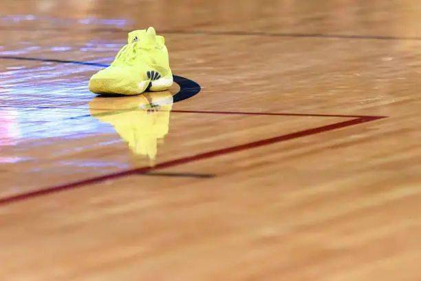 Waffle|侃鞋丨阿迪达斯的2020：惨痛之下，仍有光芒