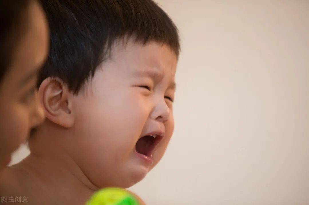 原因|孩子一天便三次，晚上哭闹不止原因是涨肚吃撑了虎妈不停喂孩子