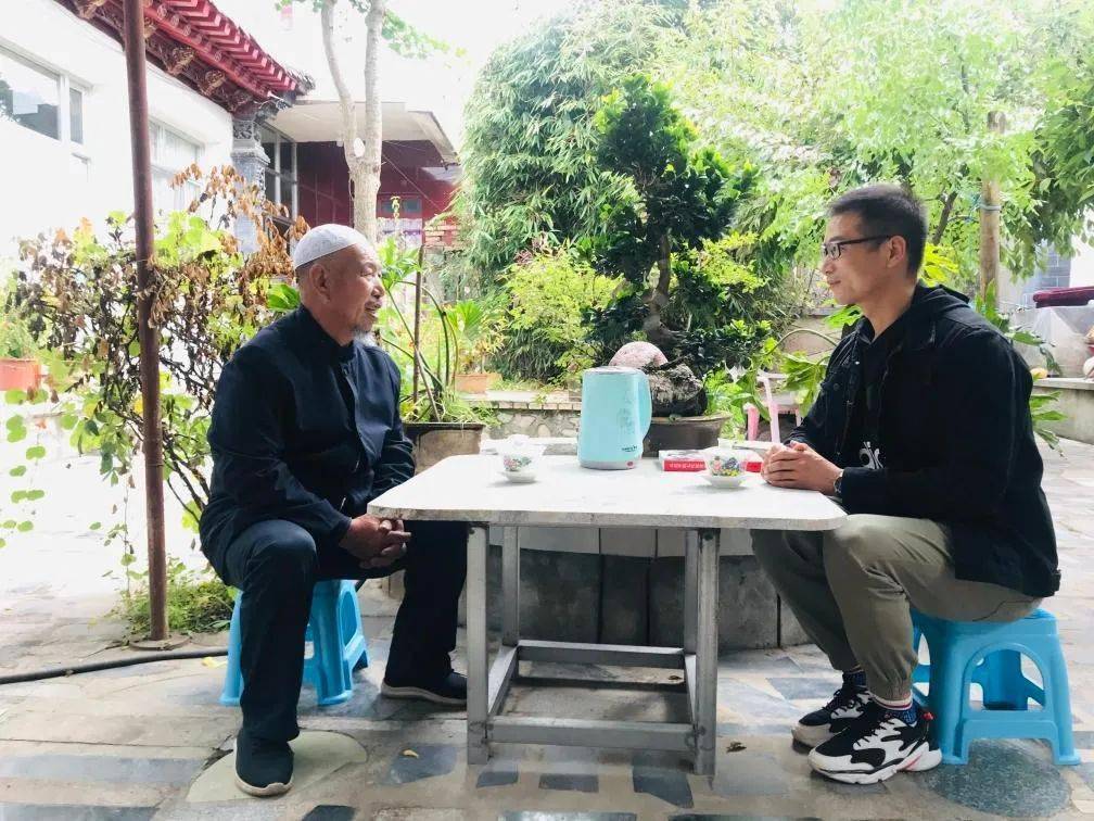 如今马少荣开办了临夏县荣翔农民养殖合作社,吸纳本村的贫困户进行
