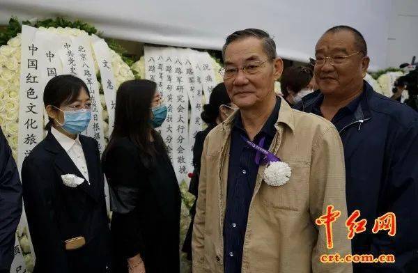 (中红网赵朋洋摄)高岗之子高燕生向徐文惠告别.