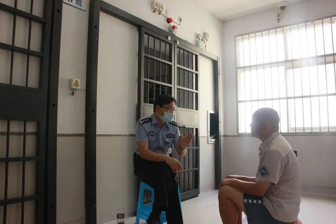 省乔司监狱民警何晓东选择放弃休息,到监内开展重点人员犯情排摸.