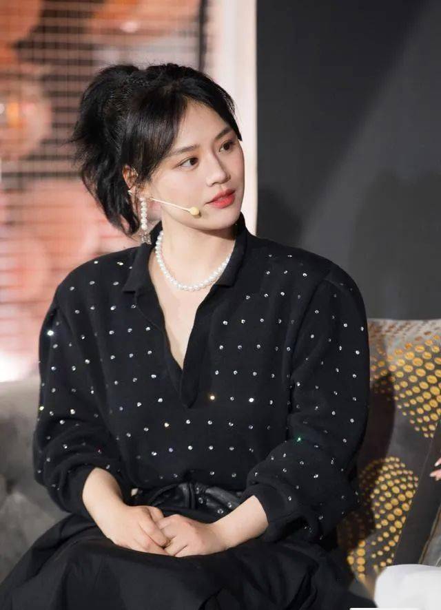 连衣裙|马思纯成“富太太”了？穿高贵连衣裙戴珍珠项链，太“富态”了