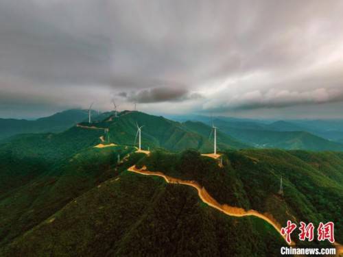 摄 10月8日消息,在广西岑溪市大隆镇东南一带山脊上的中广核风电场