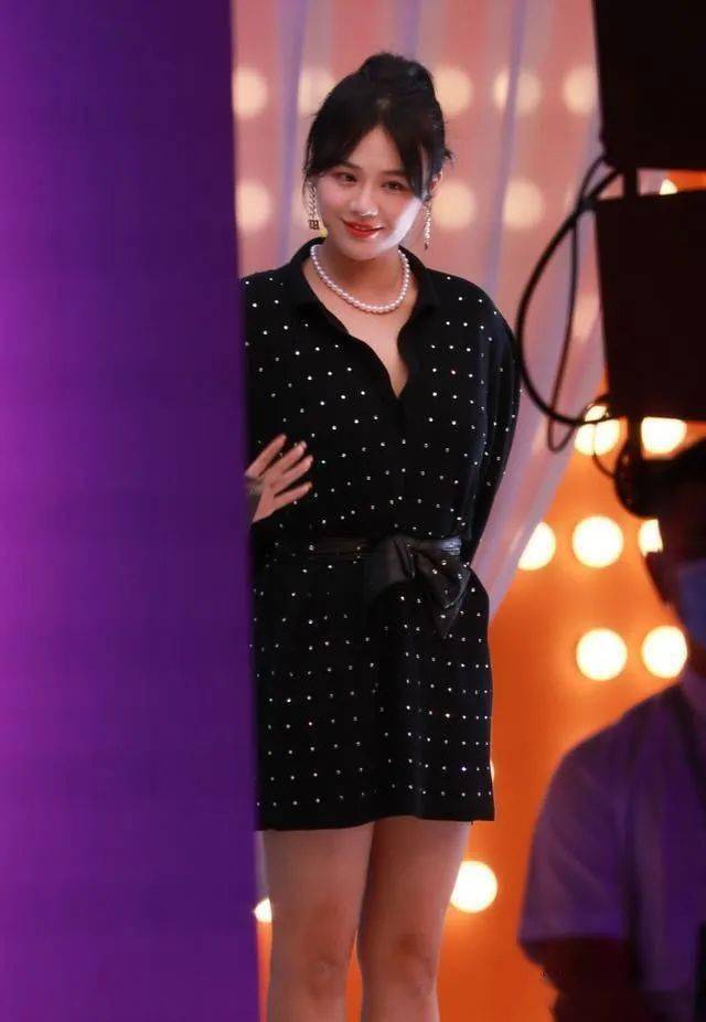 连衣裙|马思纯成“富太太”了？穿高贵连衣裙戴珍珠项链，太“富态”了