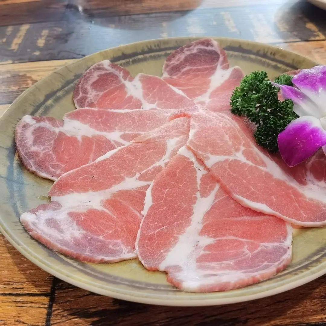 上房|吃肉还要先“上房揭瓦”？！只要88元！斗门这家烤肉店