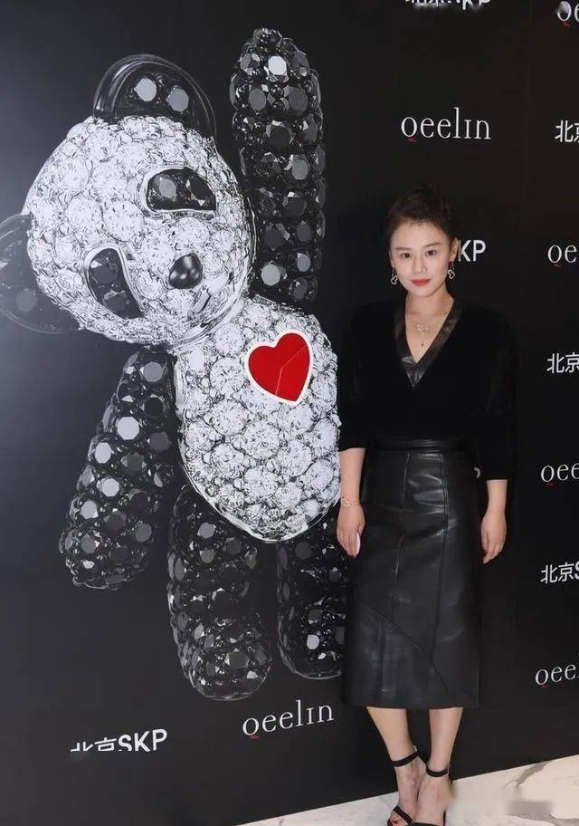 连衣裙|马思纯成“富太太”了？穿高贵连衣裙戴珍珠项链，太“富态”了