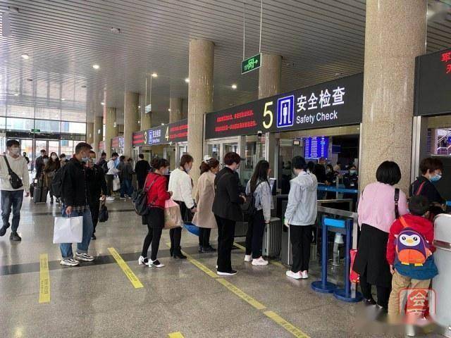 为了方便旅客乘车,郑州火车站在进站口,中央