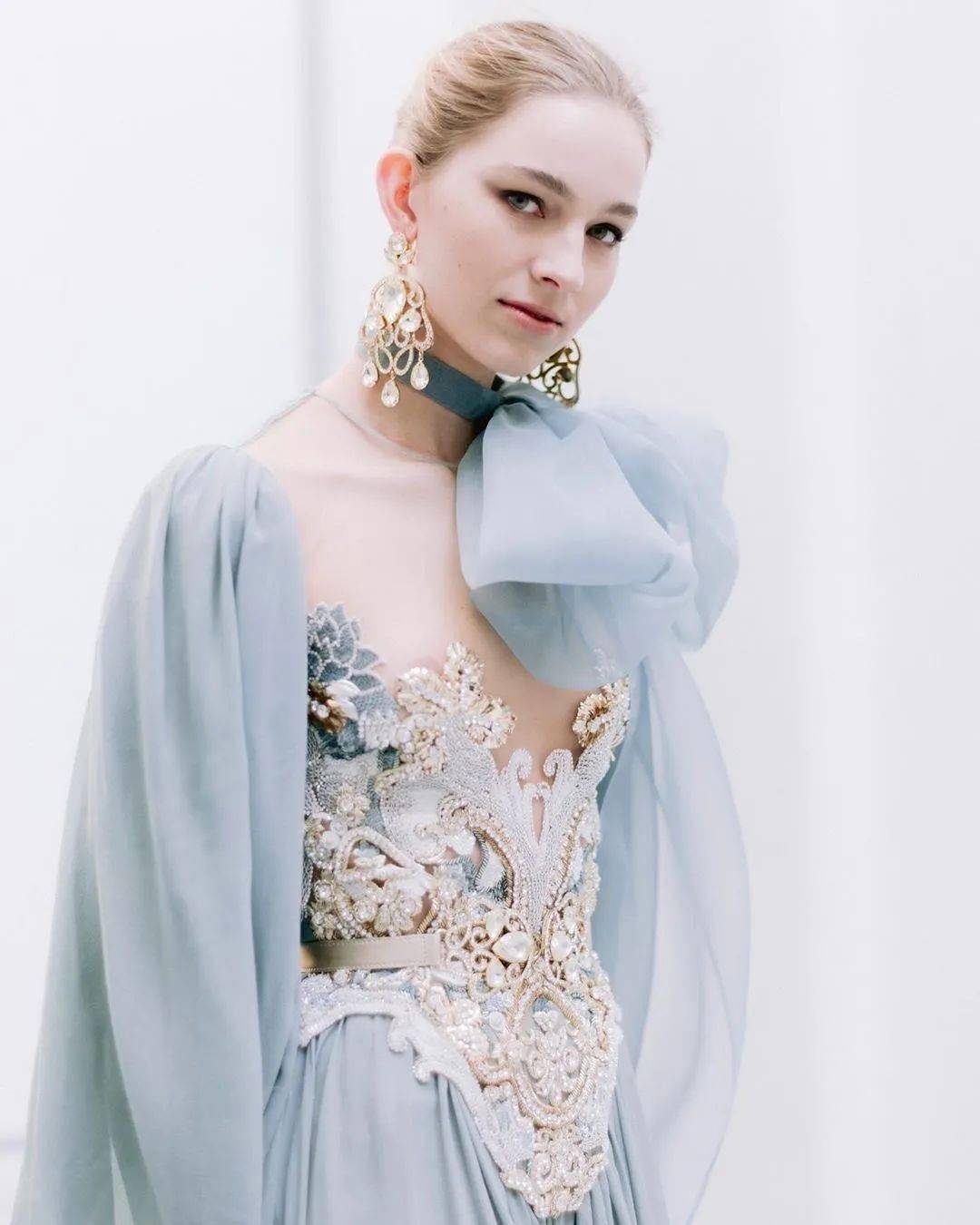 Saab|下凡历劫这么苦,为什么不打扮得再美一些呢?交织着华丽Elie Saab在斜阳下闪烁着光芒