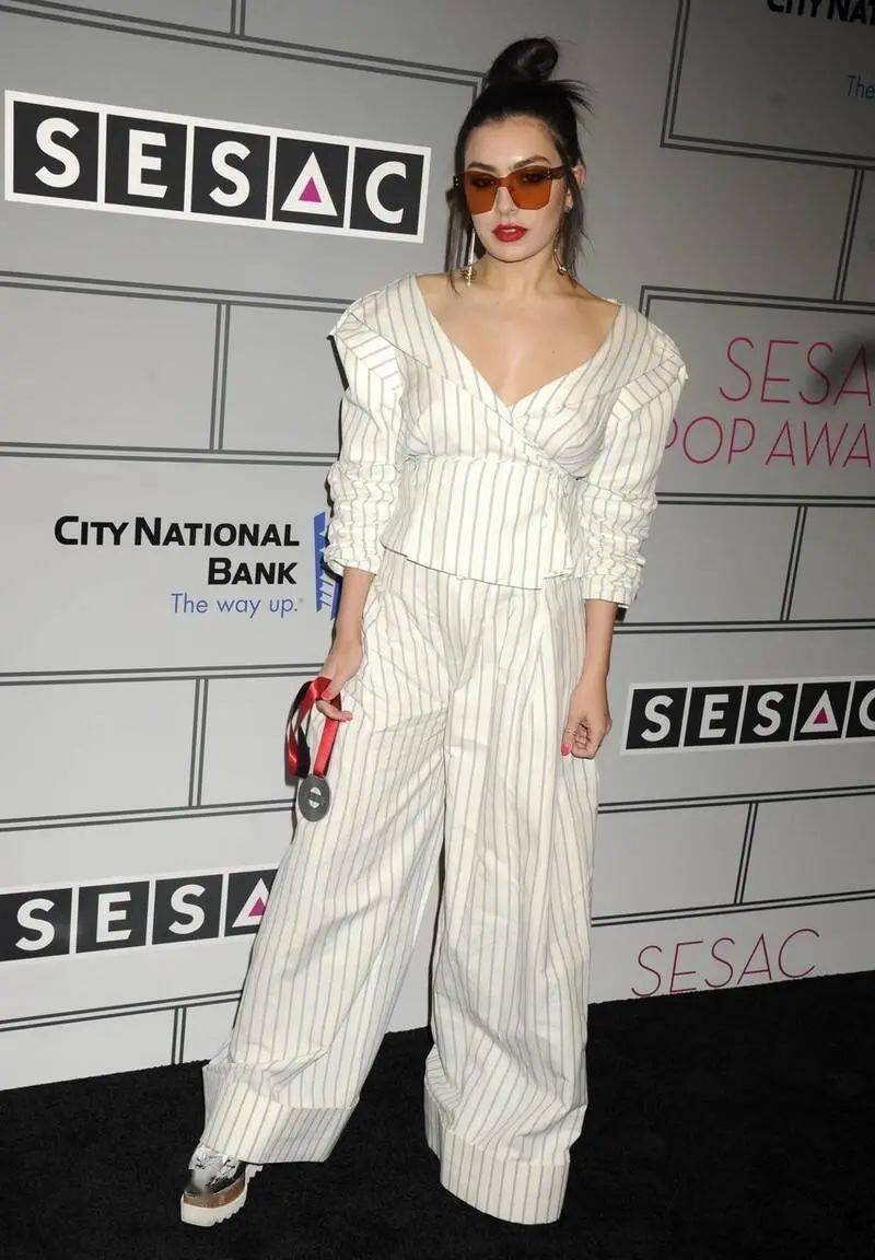 为美|还在减肥啊？这个秋天＂以胖为美＂，这几件衣服让你＂肉＂而不肿